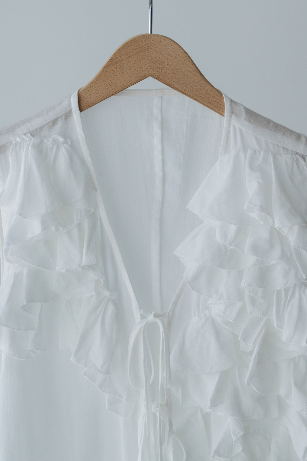 【MAIKU】Frill asymmetrical blouse