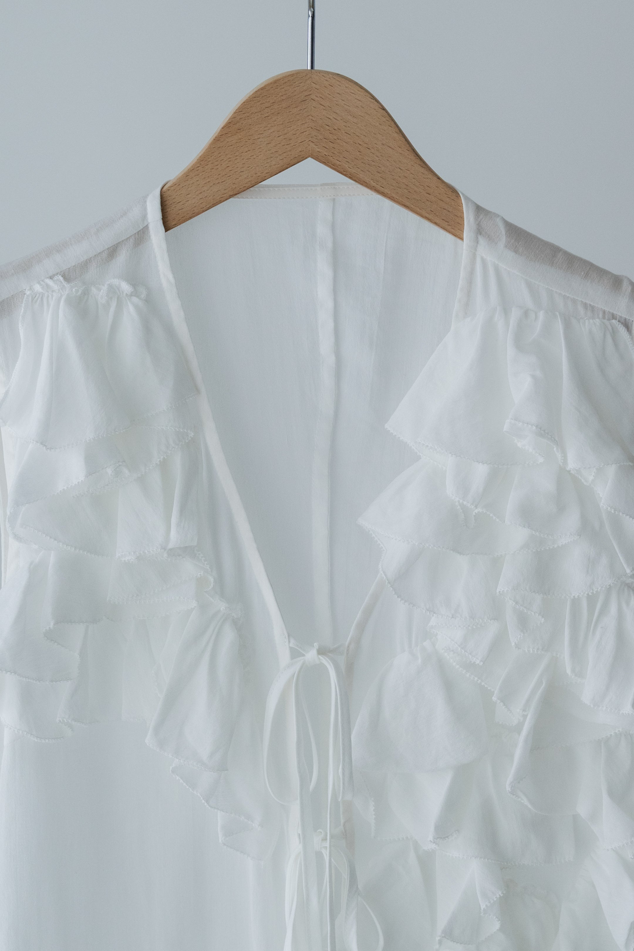 【MAIKU】Frill asymmetrical blouse