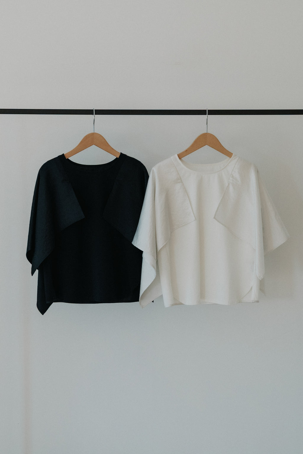 【ROOM.THE.ROOM】Elio satin-sleeve scarf top