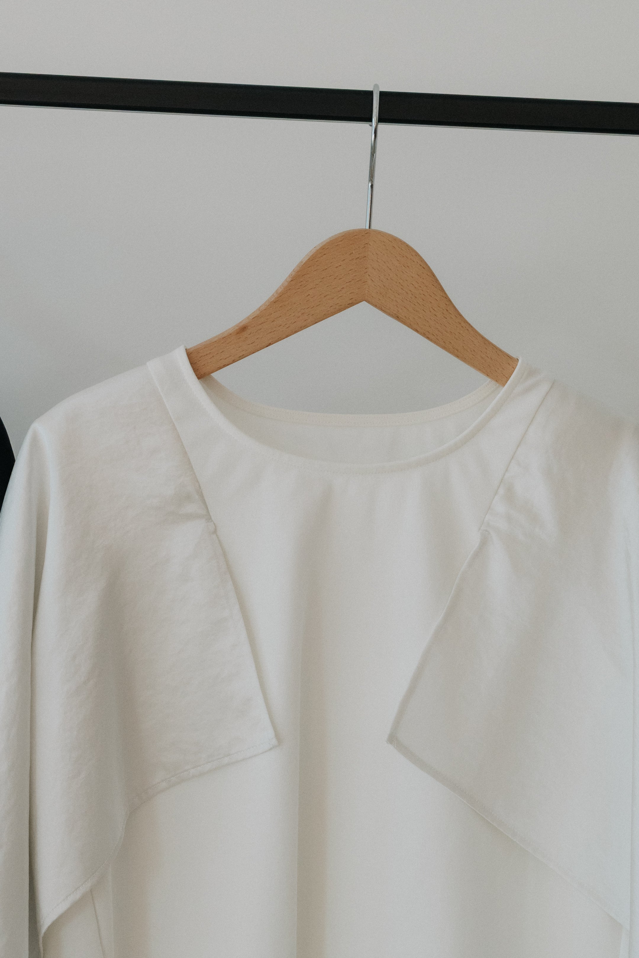 【ROOM.THE.ROOM】Elio satin-sleeve scarf top