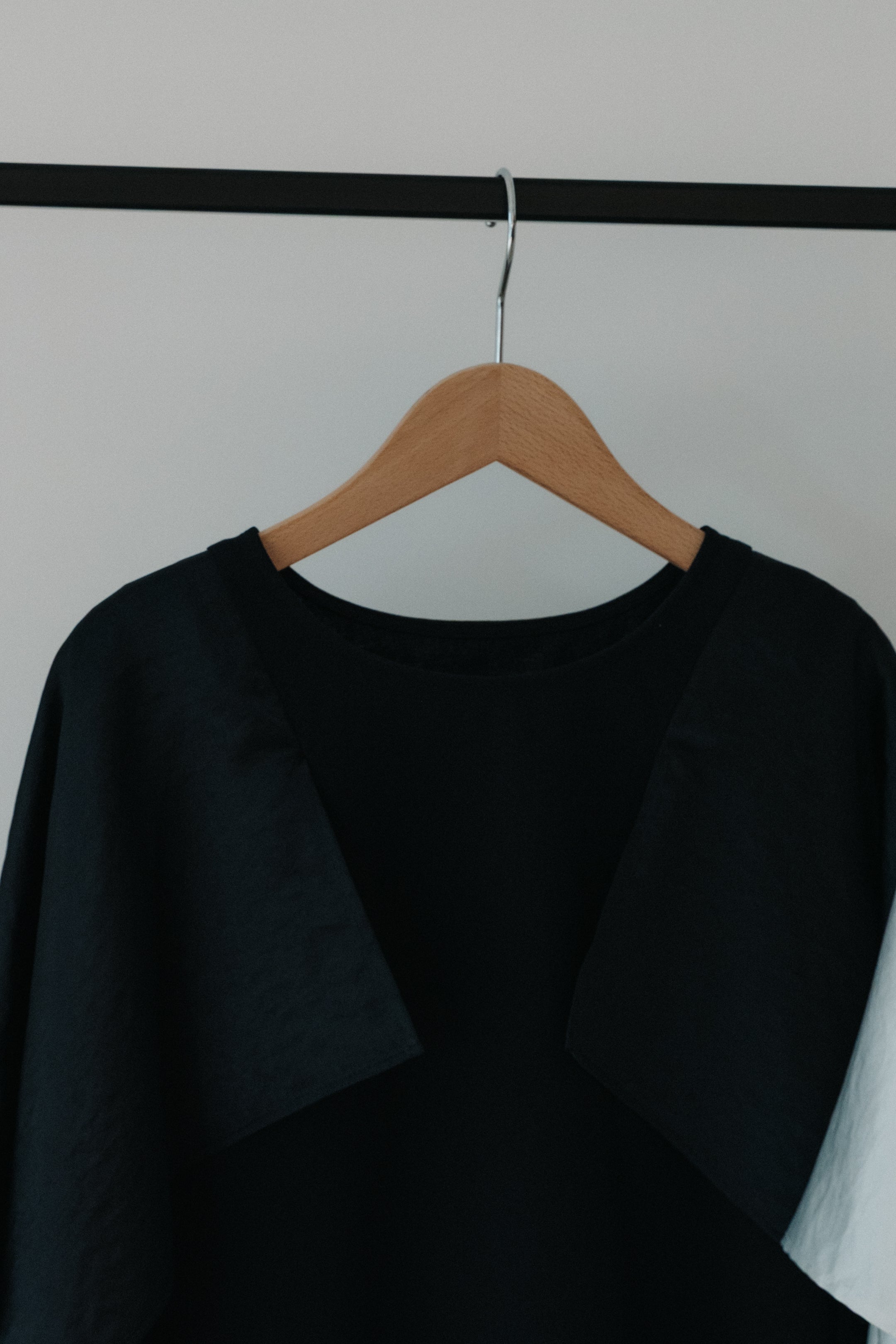 【ROOM.THE.ROOM】Elio satin-sleeve scarf top