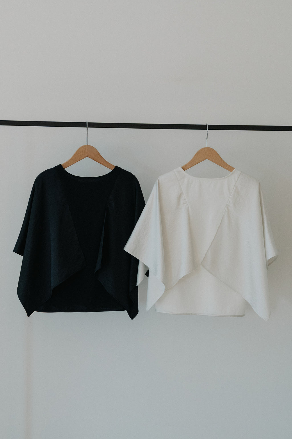【ROOM.THE.ROOM】Elio satin-sleeve scarf top