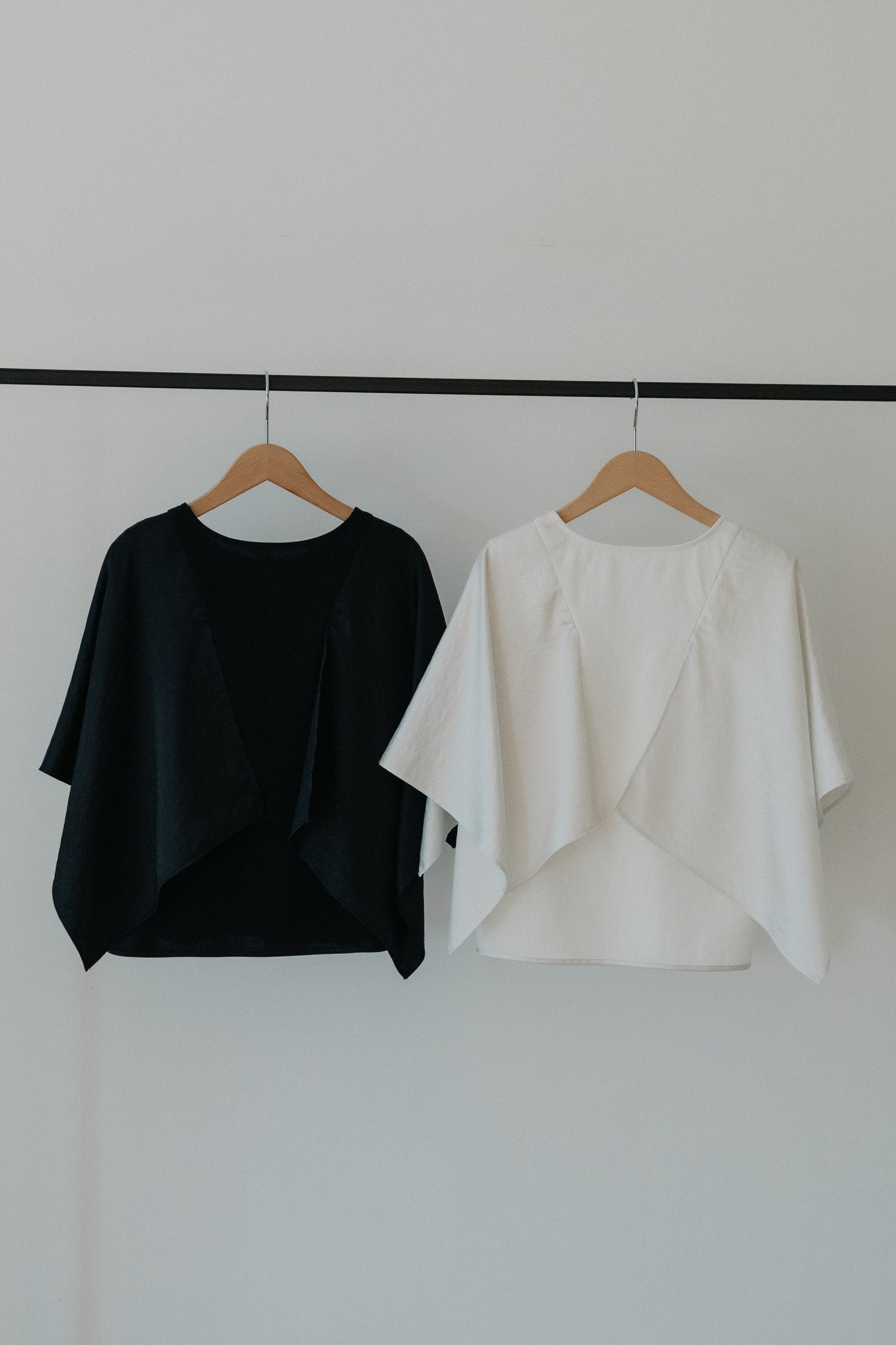 【ROOM.THE.ROOM】Elio satin-sleeve scarf top