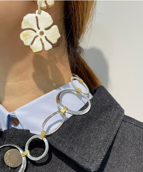 【ROOM.THE.ROOM】Buffalo horn flower earrings