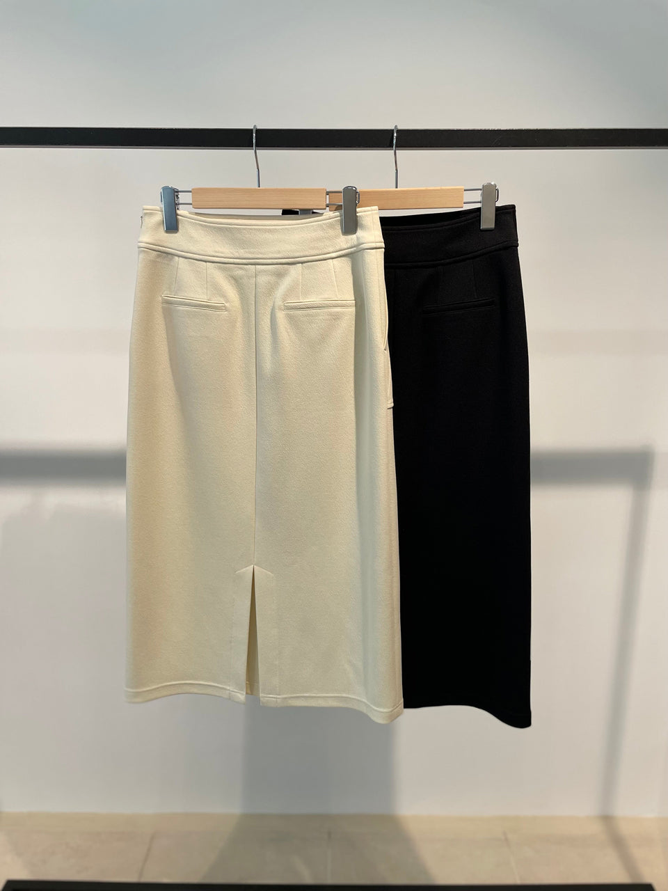 【ROOM.THE.ROOM】Straight skirt/ Col. IVORY/ BLACK