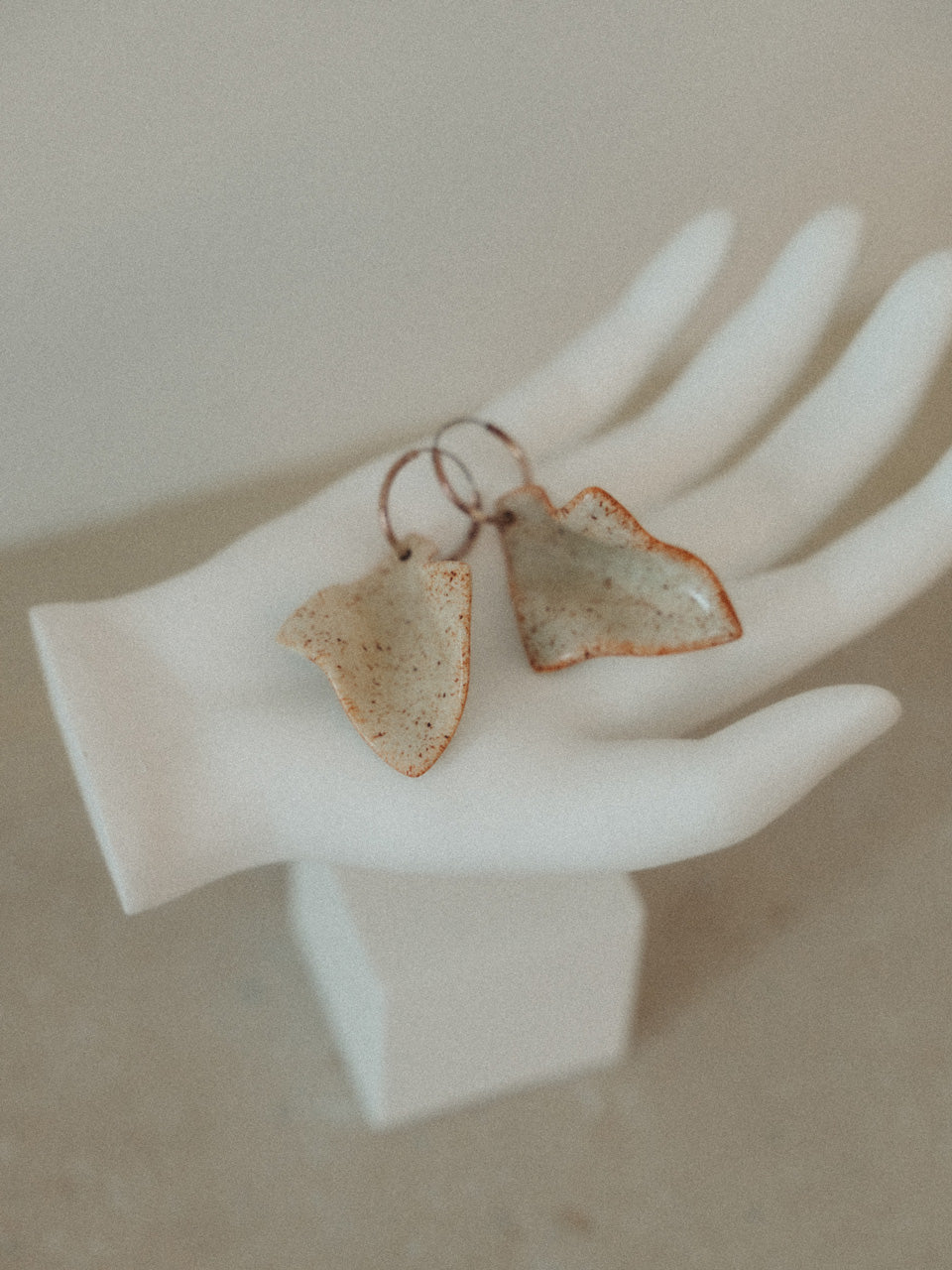 【g.binsky】AR hoop pierces(ピアス) Col. WHITE/ CREAM