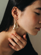 【g.binsky】AR hoop pierces(ピアス) Col. WHITE/ CREAM