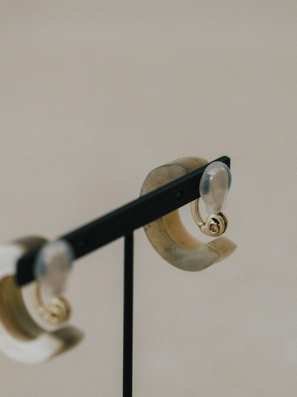 【ROOM.THE.ROOM】Buffalo horn double hoop earrings(イヤリング)