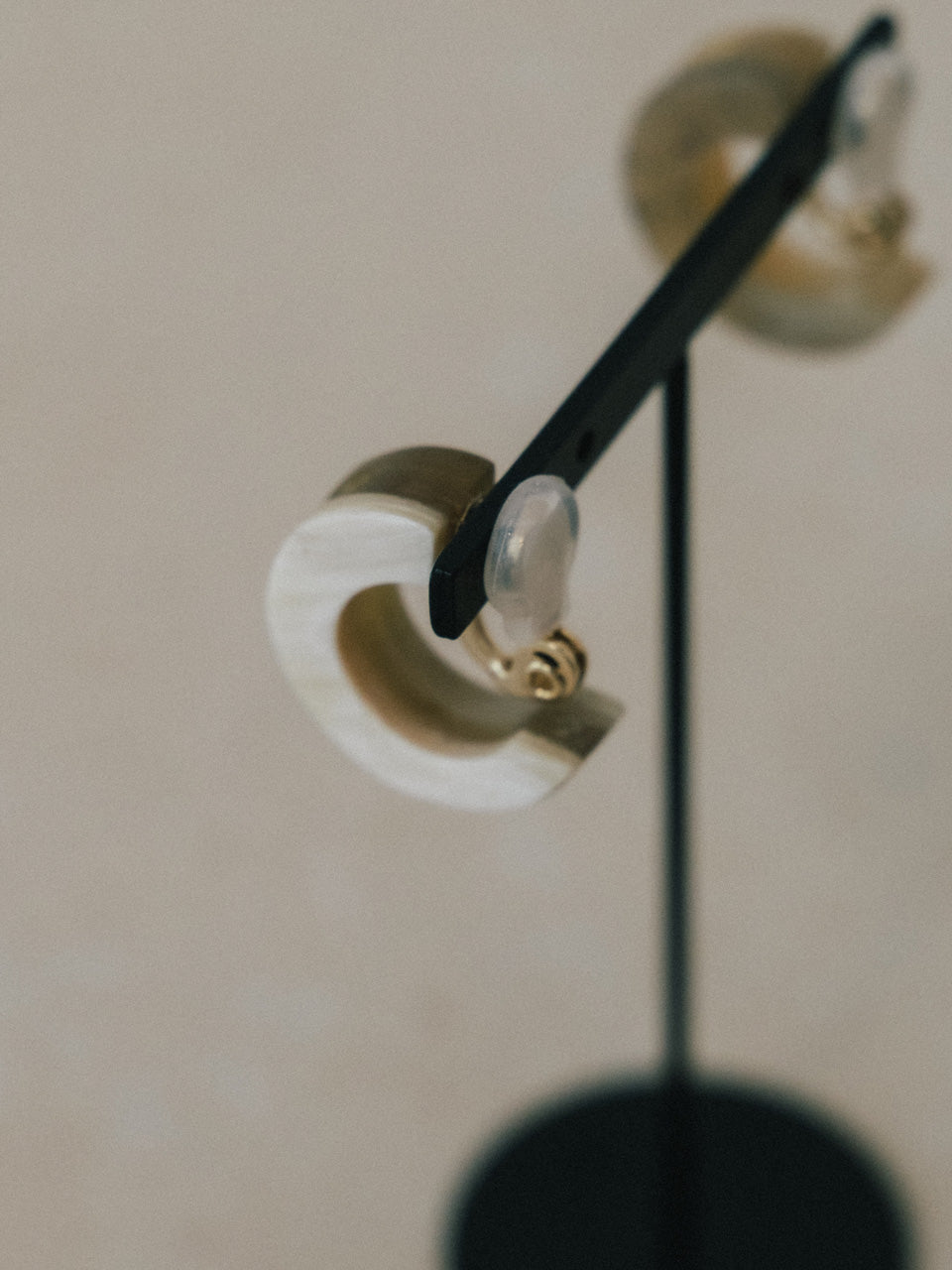 【ROOM.THE.ROOM】Buffalo horn double hoop earrings(イヤリング)