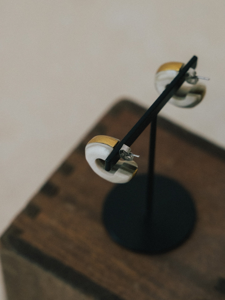 【ROOM.THE.ROOM】Buffalo horn lined pierces(ピアス)