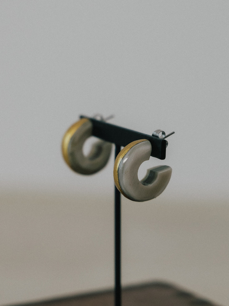 【ROOM.THE.ROOM】Buffalo horn lined pierces(ピアス)