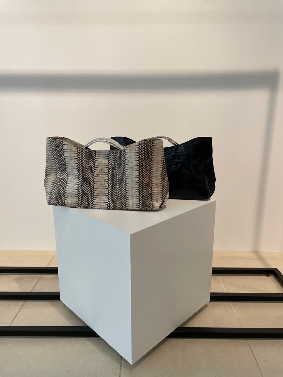 【ROOM.THE.ROOM】Jane python BAG/ Col. IVORY/ BLACK