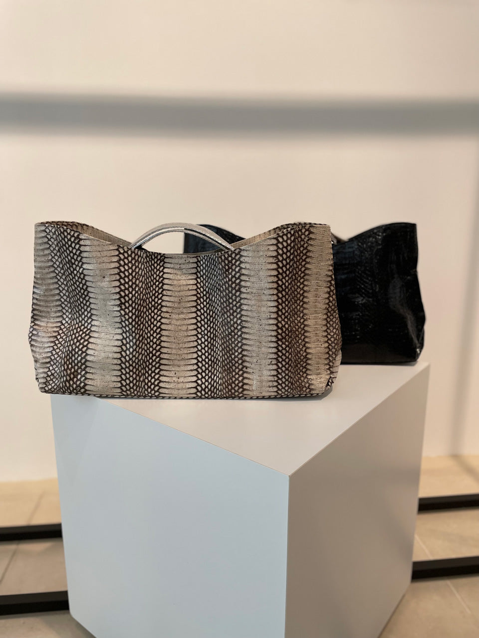 【ROOM.THE.ROOM】Jane python BAG/ Col. IVORY/ BLACK