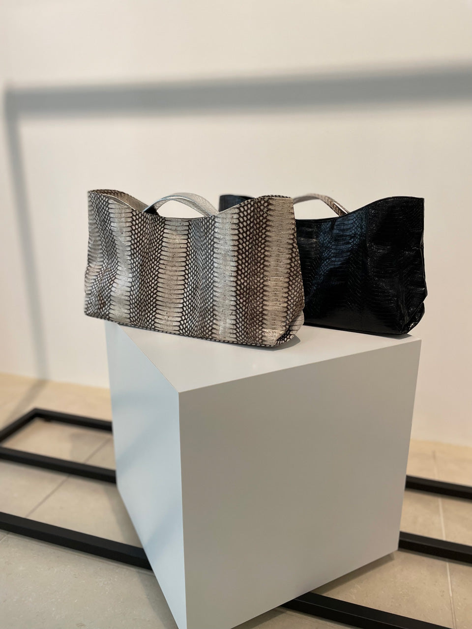 【ROOM.THE.ROOM】Jane python BAG/ Col. IVORY/ BLACK