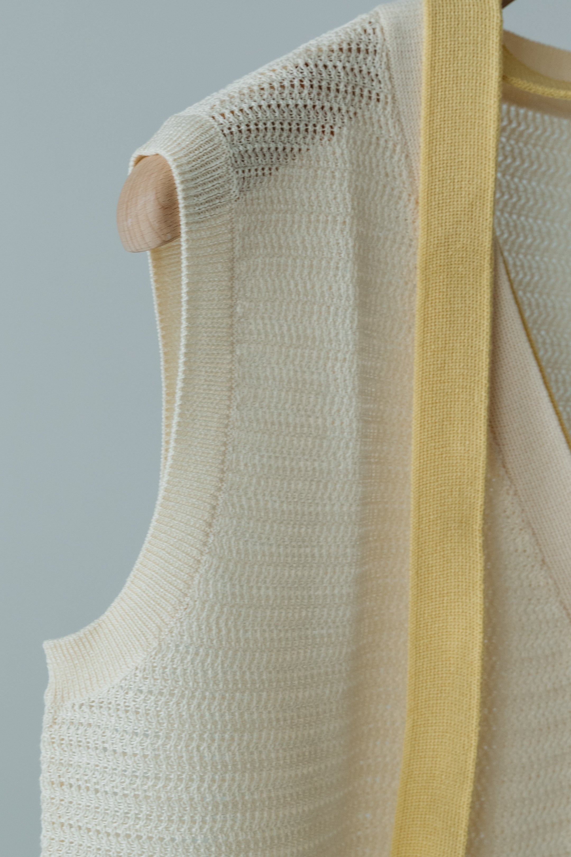 【MAIKU】V-neck knit tie vest