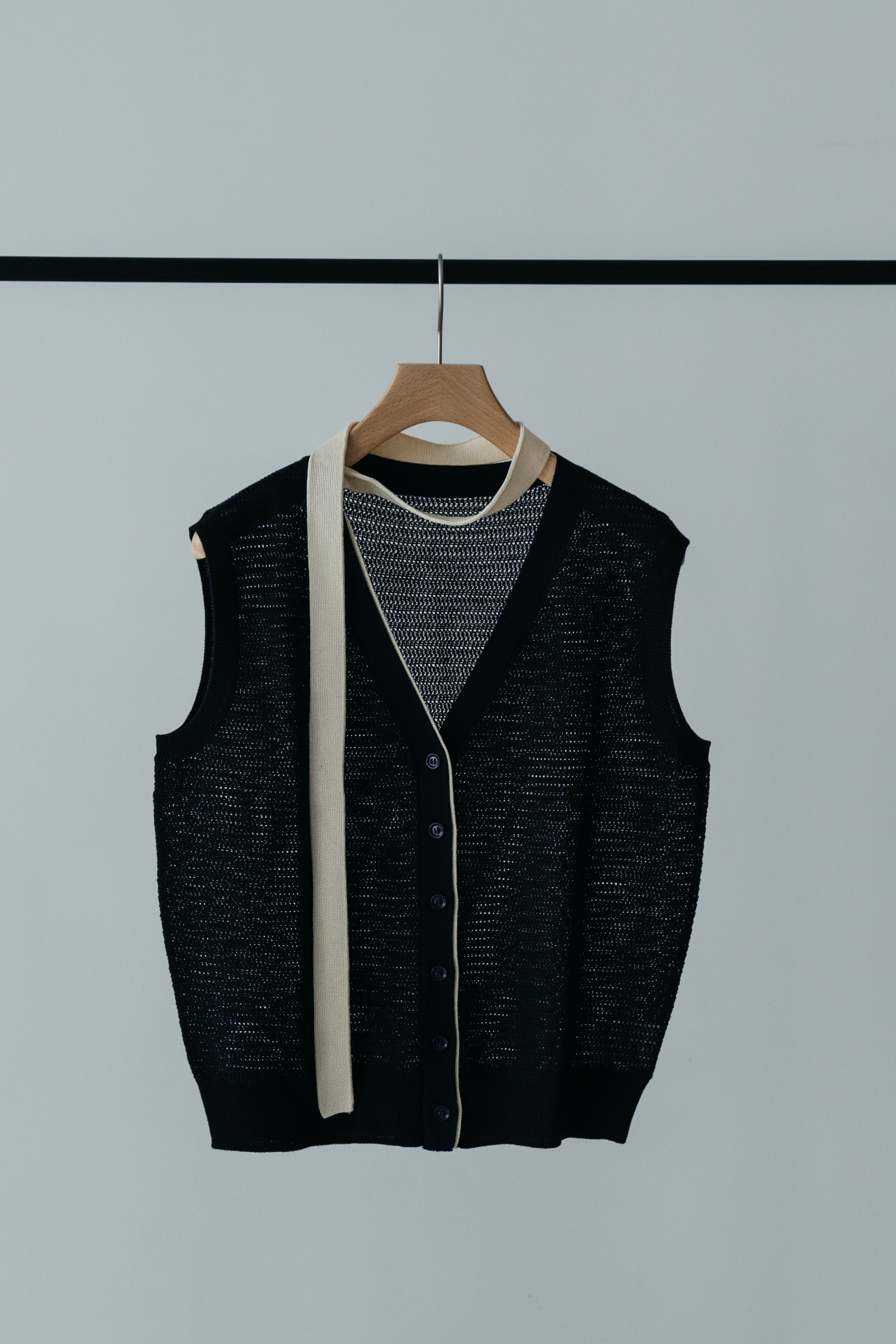【MAIKU】V-neck knit tie vest