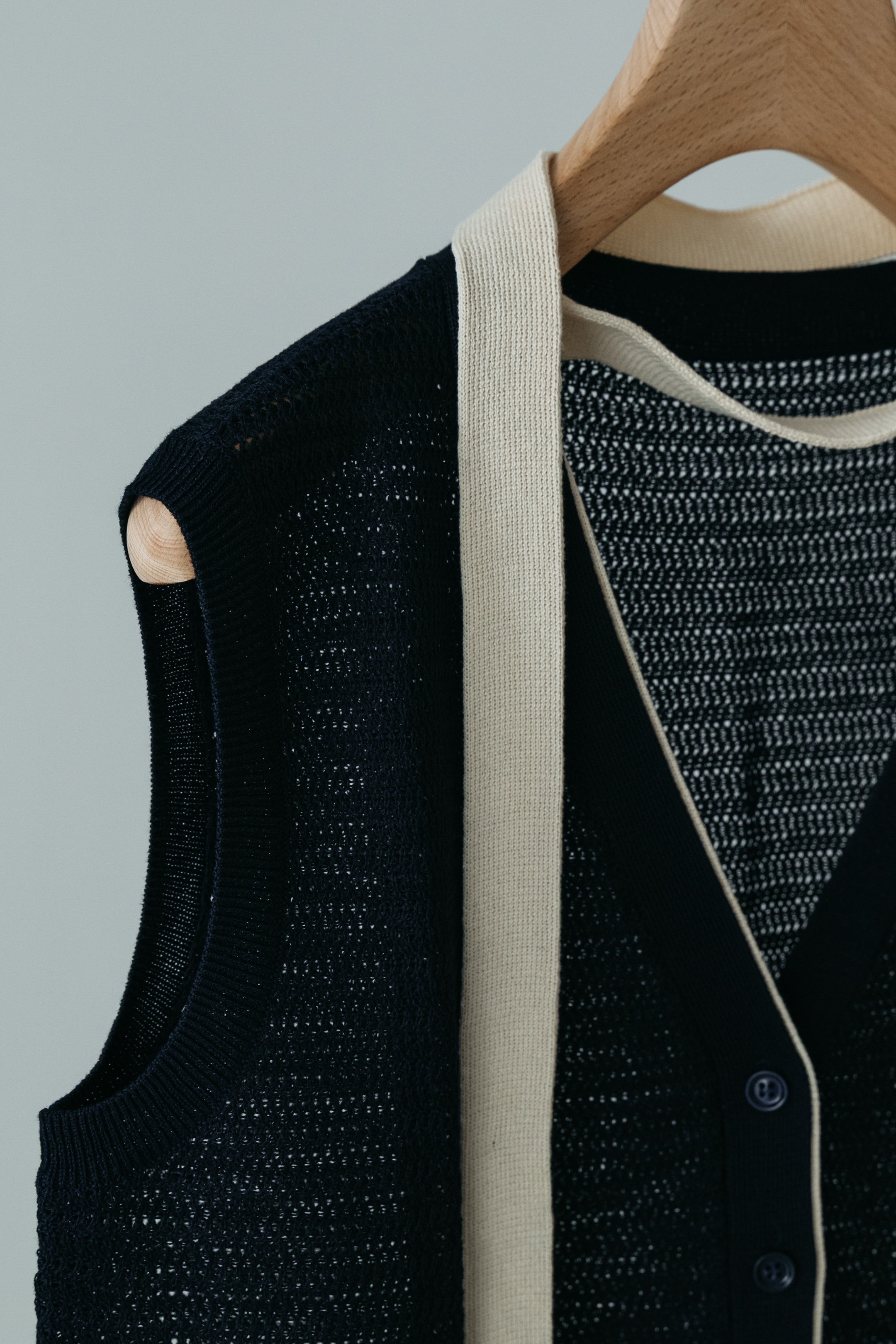 【MAIKU】V-neck knit tie vest