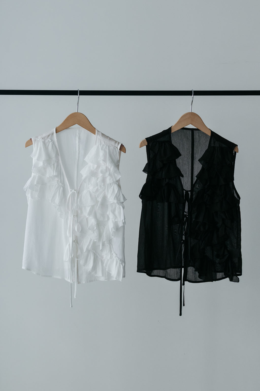 【MAIKU】Frill asymmetrical blouse