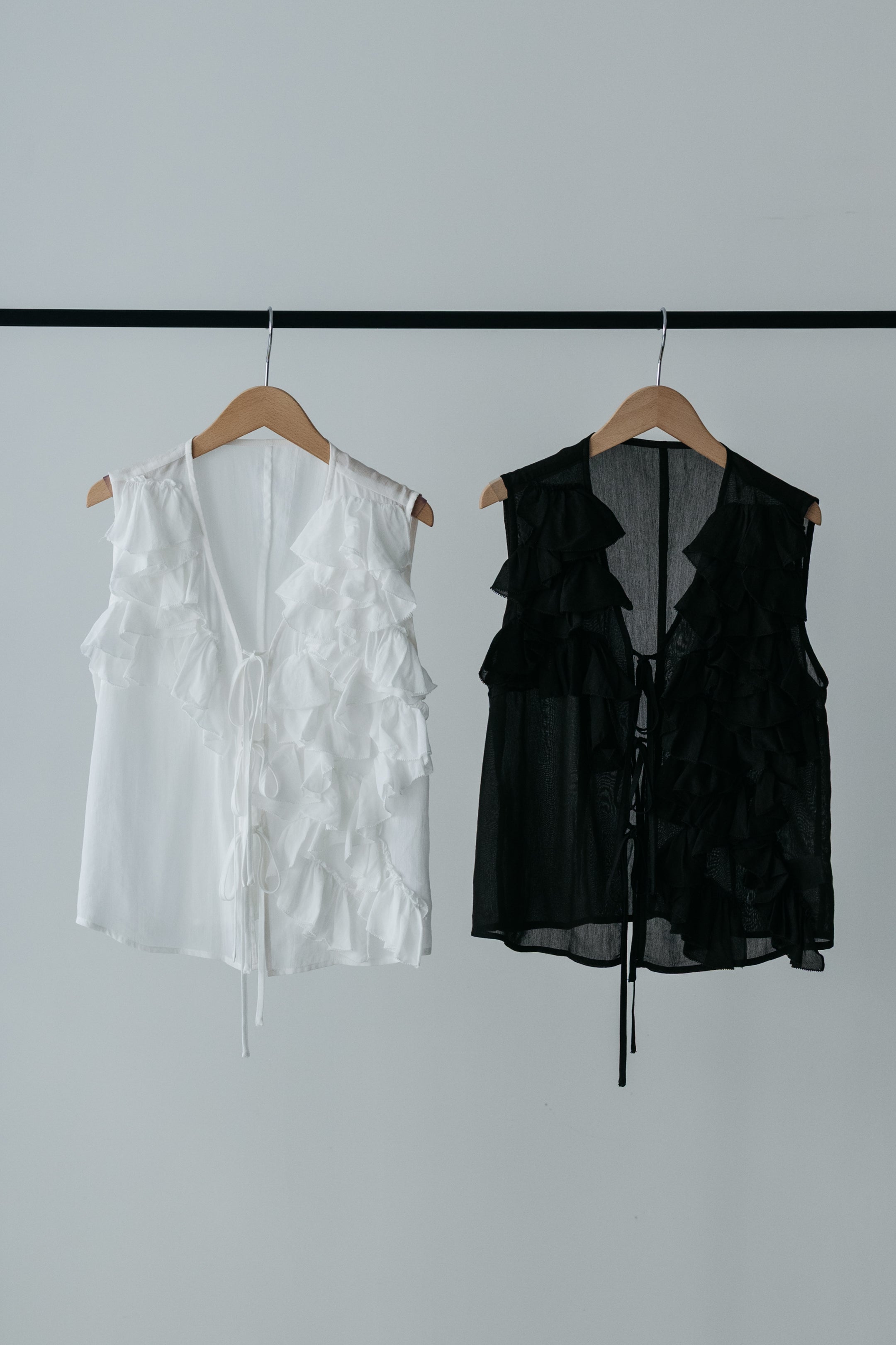 【MAIKU】Frill asymmetrical blouse