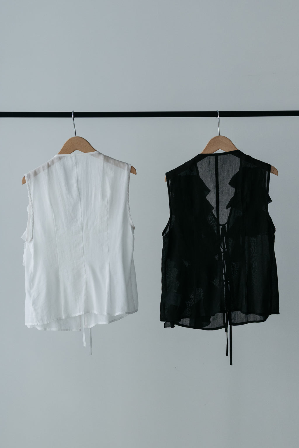 【MAIKU】Frill asymmetrical blouse