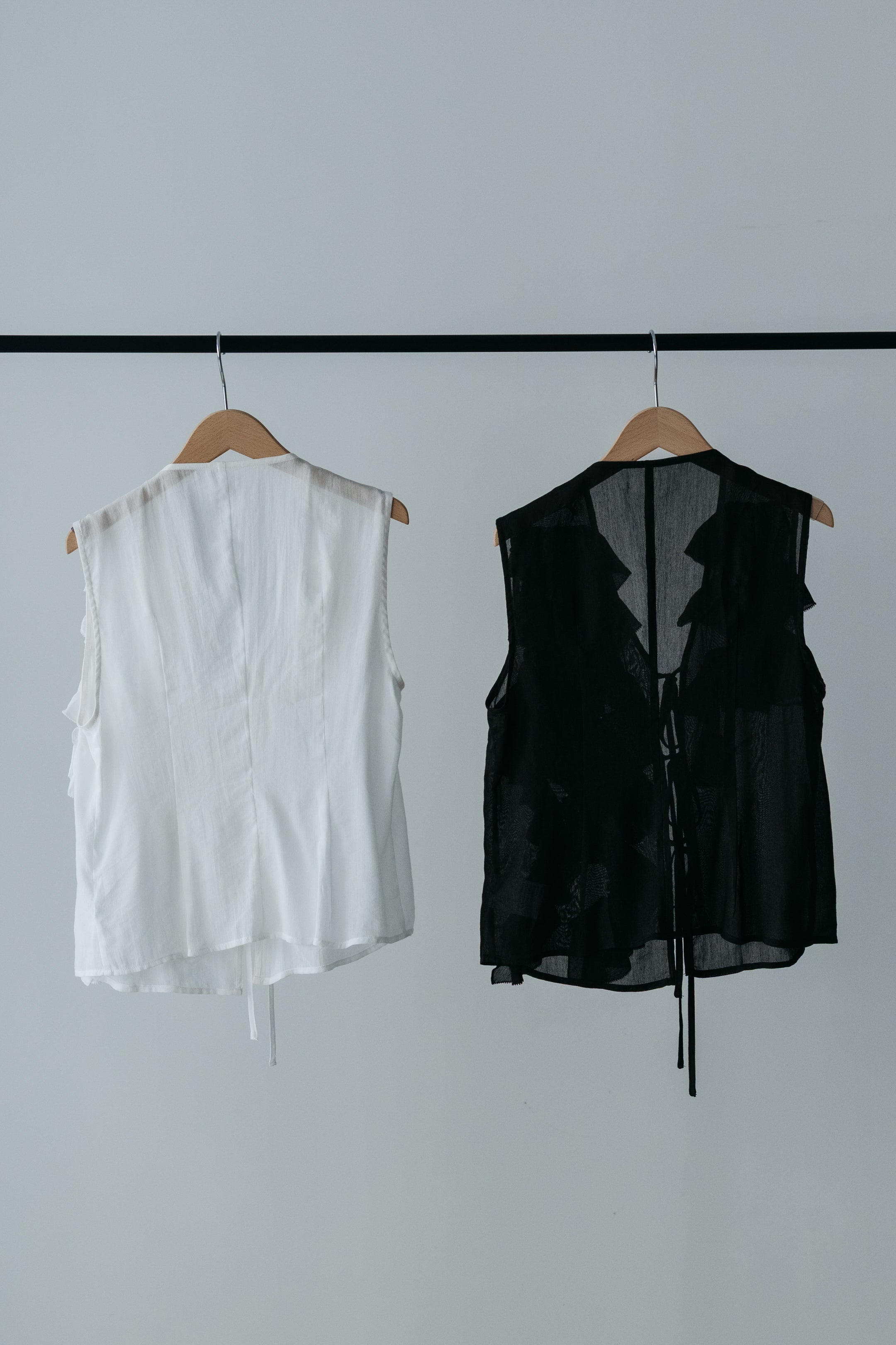 【MAIKU】Frill asymmetrical blouse
