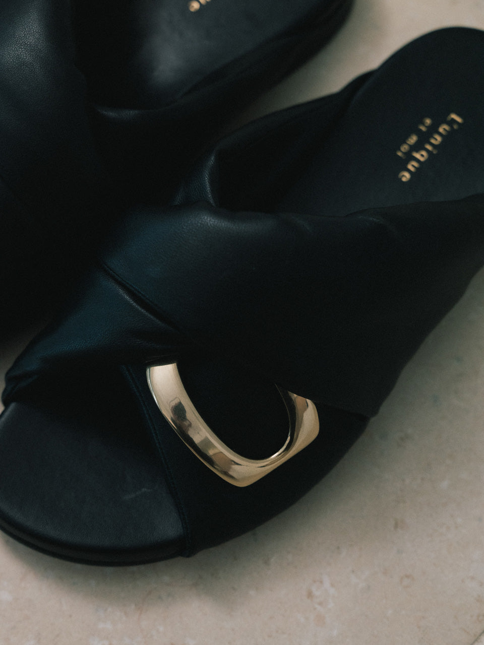 【L'unique et moi】Couche slides Col. WHITE/ BLACK