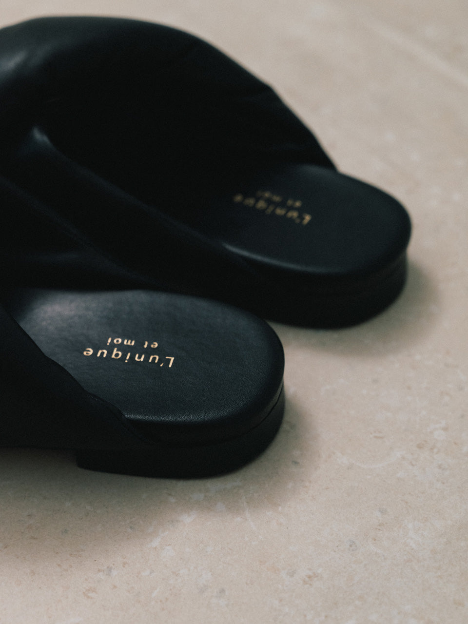 【L'unique et moi】Couche slides Col. WHITE/ BLACK