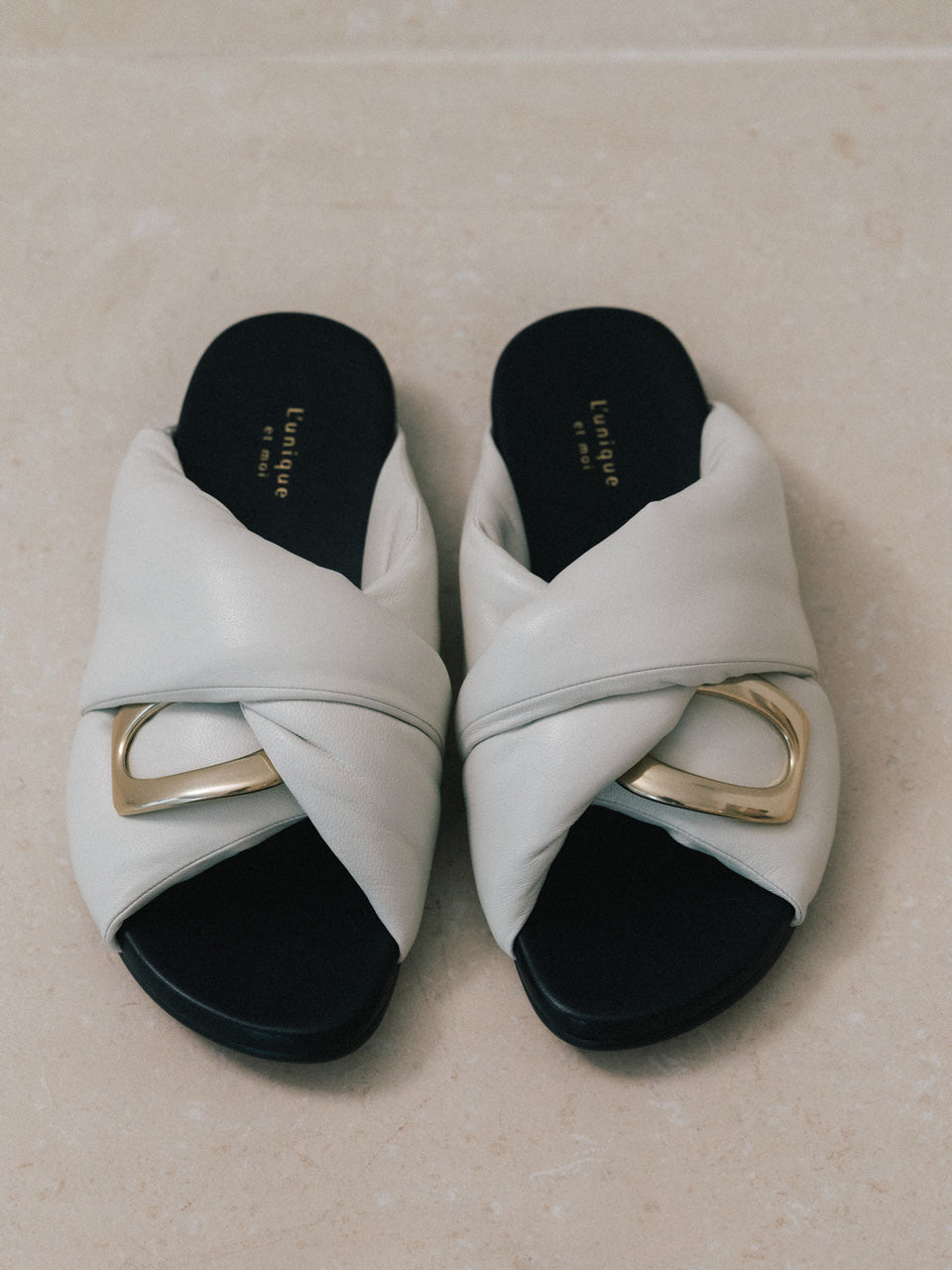 【L'unique et moi】Couche slides Col. WHITE/ BLACK