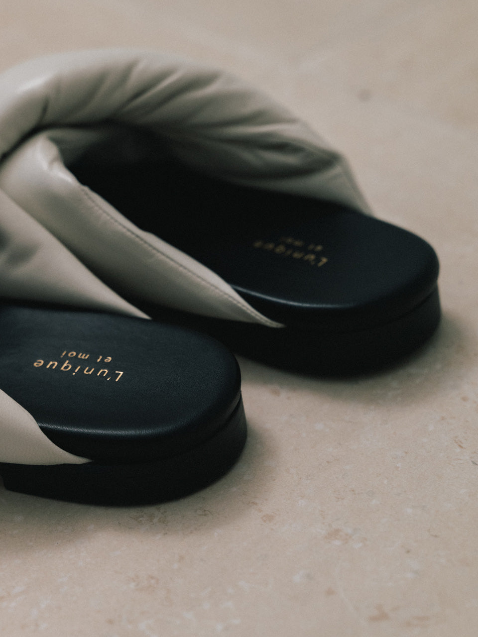 【L'unique et moi】Couche slides Col. WHITE/ BLACK