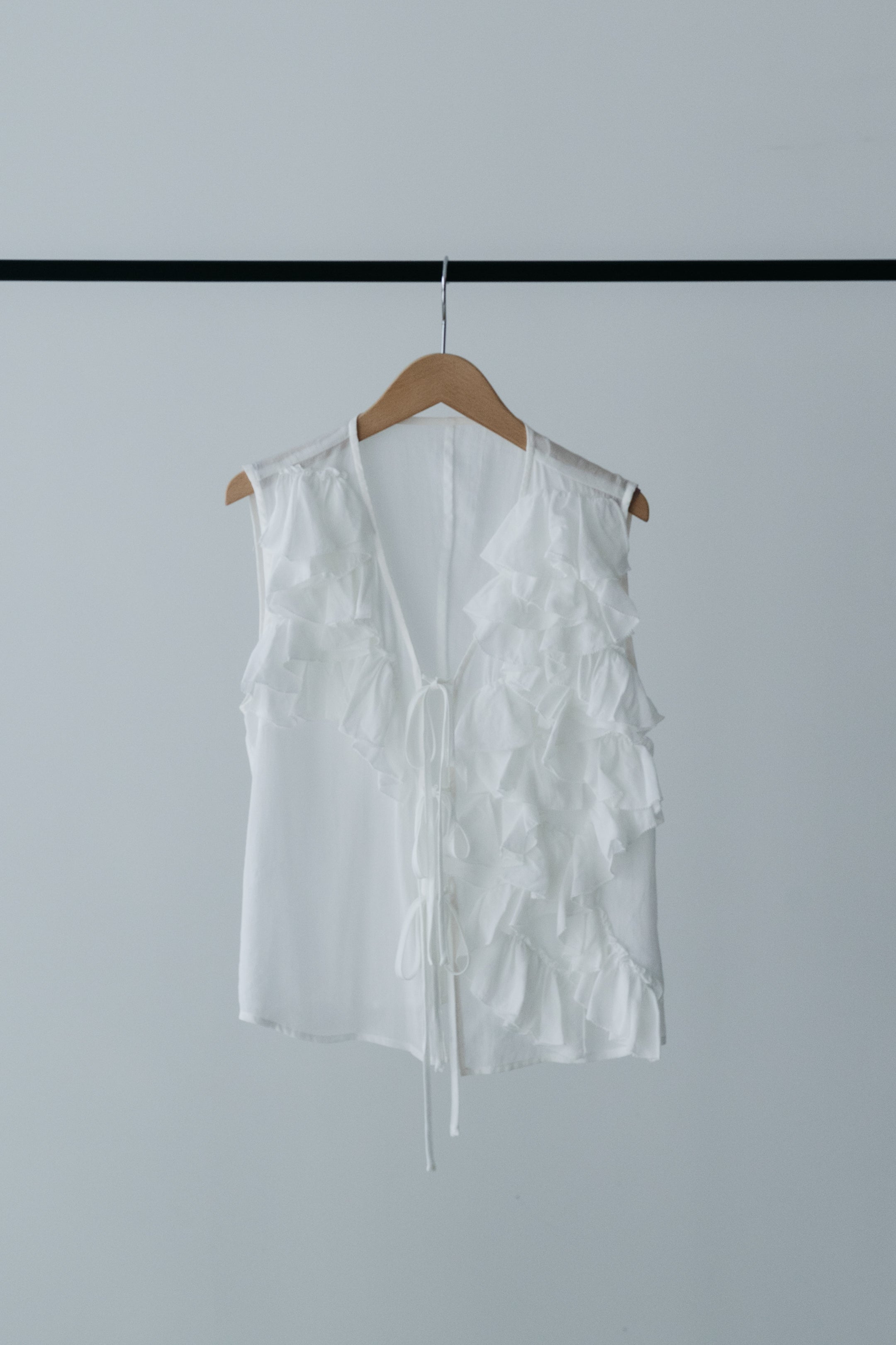 【MAIKU】Frill asymmetrical blouse