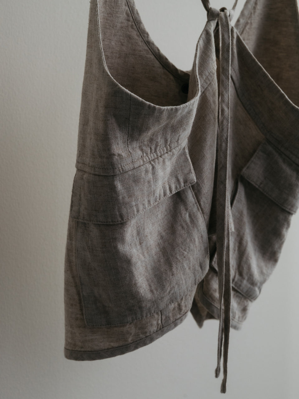【PRE ORDER 2026SS】【ROOM.THE.ROOM】Ali linen apron vest【先行予約3月中旬ごろ配送予定】